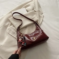Borsa tote bordeaux retrò in pelle cerata con ciondoli alla moda e tracolla - Rosso