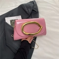 Glänzende Handtasche in Pink aus Lackleder mit Goldkette und ovaler Metallschnalle - Rosa