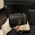 Borsa a tracolla minimalista in pelle nera opaca con catena dorata in confezione regalo - Nero