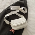 Weiße minimalistische Satteltasche mit dreifach geprägter Klappe und breitem Gurt - Weiß