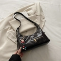 Borsa tote in pelle sintetica marrone scuro con ciondolo cartoon e tracolla regolabile - Marrone