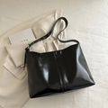 Minimalistische schwarze glänzende Tragetasche mit verstellbarem Riemen und Silberteilen - Schwarz