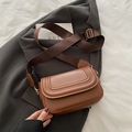 Braune Satteltasche aus Leder mit U-förmigen Nähten und breitem Stoffriemen im Retro-Stil - Braun
