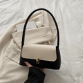 Bolso de hombro bicolor negro y crema con cierre giratorio dorado en cuero PU mate - Negro