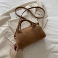 Bolso bandolera marrón de ante sintético con acabado mate y asas redondas - Marrón
