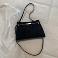 Bolso tote de ante negro minimalista con cierre de giro dorado y correas finas de cuero - Negro
