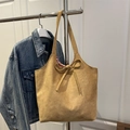 Braune Wildleder-Tragetasche mit dekorativer Schleife und rotem Karofutter am Kleiderbügel - Khaki