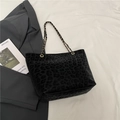 Große Shopper-Tasche mit schwarzem Leopardenmuster und goldener Kette für den Alltag - Schwarz
