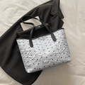 Borsa tote trapuntata bianca con fiocchi neri e sottili spalline nere sottili - Blu