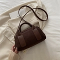 Bolso de mano elegante en ante marrón oscuro con herrajes dorados y correa ajustable - Marrón