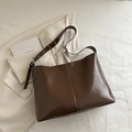 Dunkelbraune große Tote-Tasche aus Glanzleder mit silbernen Ösen am Schultergurt - Braun