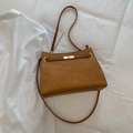 Bolso tote de ante marrón con detalles de cuero y cierre de metal dorado elegante - Marrón