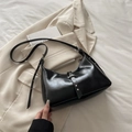 Bolso hobo negro brillante con hebillas plateadas y remaches punk de estilo minimalista - Negro