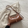 Bolso hobo marrón vintage minimalista con hebilla plateada y acabado de cuero brillante - Marrón
