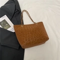 Tragetasche mit Leopardenmuster, goldene Kette, stilvolles Design auf Blazer-Hintergrund - Braun