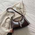 Bolso hobo de cuero brillante marrón oscuro con remaches plateados y correa ajustable - Marrón