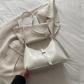 Bolso hobo minimalista de cuero brillante blanco roto con correa ajustable y remaches - Blanco