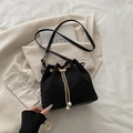 Elegante schwarze matte Beuteltasche mit goldener Kette und Perlenverzierung am Zug - Schwarz