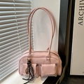 Borsa sottobraccio in pelle rosa con doppi manici e tasche frontali al finestrino - Rosa Con Ciondolo