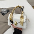 Borsa a tracolla bianca minimalista con manico in seta e chiusura dorata a scatto - Bianco