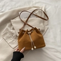 Dunkelbraune matte Wildleder-Beuteltasche mit Goldkette und Perlen-Kordelzug-Anhängern - Braun