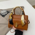 Borsa quadrata retrò caramello con foulard di seta e chiusura girevole dorata - Marrone