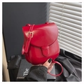 Dettaglio della borsa a sella in pelle PU rossa lucida con fibbia in metallo dorato - Rosso