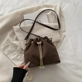 Dunkelbraune Eimer-Tasche aus Wildleder mit goldener Kette und Perlenanhängern - Braun