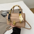 Borsa a tracolla beige con fibbia dorata e manico a foulard su sfondo neutro - Cachi