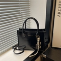 Elegante borsa tote nera lucida con stampa Fashion & Bags e ciondolo a catena chic - Nero