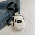 Borsa a tracolla minimalista in nylon bianco con cinturino nero e dettaglio patch - Bianco
