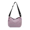 Lichtgewicht lavendelkleurige nylon crossbody tas met verstelbare riem en hanger - Paars