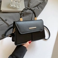 Bolso de mano cuadrado negro minimalista con barra dorada y asa trenzada - Negro