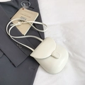 Bolso bandolera minimalista blanco crema tipo silla con detalles en metal oro - Blanco