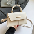 Elegante bolso bandolera blanco crema con asa trenzada y detalles dorados finos - Blanco