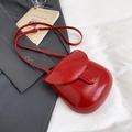 Mini bolso bandolera minimalista en rojo brillante de charol con correa ajustable - Rojo