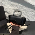 Sac à main minimaliste en PU noir avec rabat ondulé et poignée en métal argenté - Noir