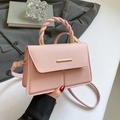 Bolso bandolera rosa minimalista con asa trenzada y detalles en metal dorado - Rosa