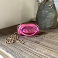 Pochette retrò bordeaux in acrilico effetto specchio con tracolla a catena dorata - Rosa