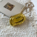 Elegante pochette metallica dorata con chiusura a incastro e catena su pelliccia bianca - Oro