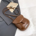 Bolso bandolera de herradura en cuero brillante marrón con correa ajustable y solapa - Marrón