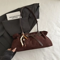 Dunkelbraune Wildleder-Tragetasche mit Leder-Schnalle und ethnischem Perlen-Anhänger - Kaffee Mit Anhängern