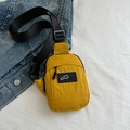 Piccola borsa a tracolla giallo zenzero con cinturino regolabile e logo sportivo - Giallo