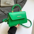 Bolso bandolera verde minimalista con asa trenzada y detalles dorados - Verde