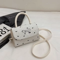 Petit sac bandoulière blanc crème avec imprimé nœud, boucle métal et poignée - Blanc