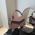 Sac à main tissé à rayures rétro marron et kaki avec poignée à nœuds décoratifs et bandoulière - Marron