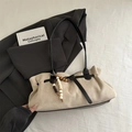 Crèmeweiße Wildleder-Einkaufstasche mit schwarzen Trägern und Holzperlen-Deko - Khaki Mit Anhänger