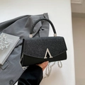 Borsa a tracolla nera glitterata con chiusura a A argento e catena elegante - Nero