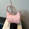 Borsa hobo rosa a mezza luna con fiocco in metallo e tracolla regolabile - Rosa