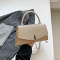 Mini borsa a mano con patta glitter champagne e fibbia metallica a V argentata - Oro